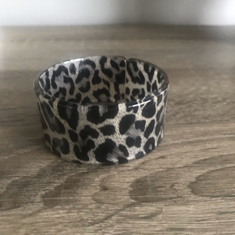 Plastic leopard design bracelet